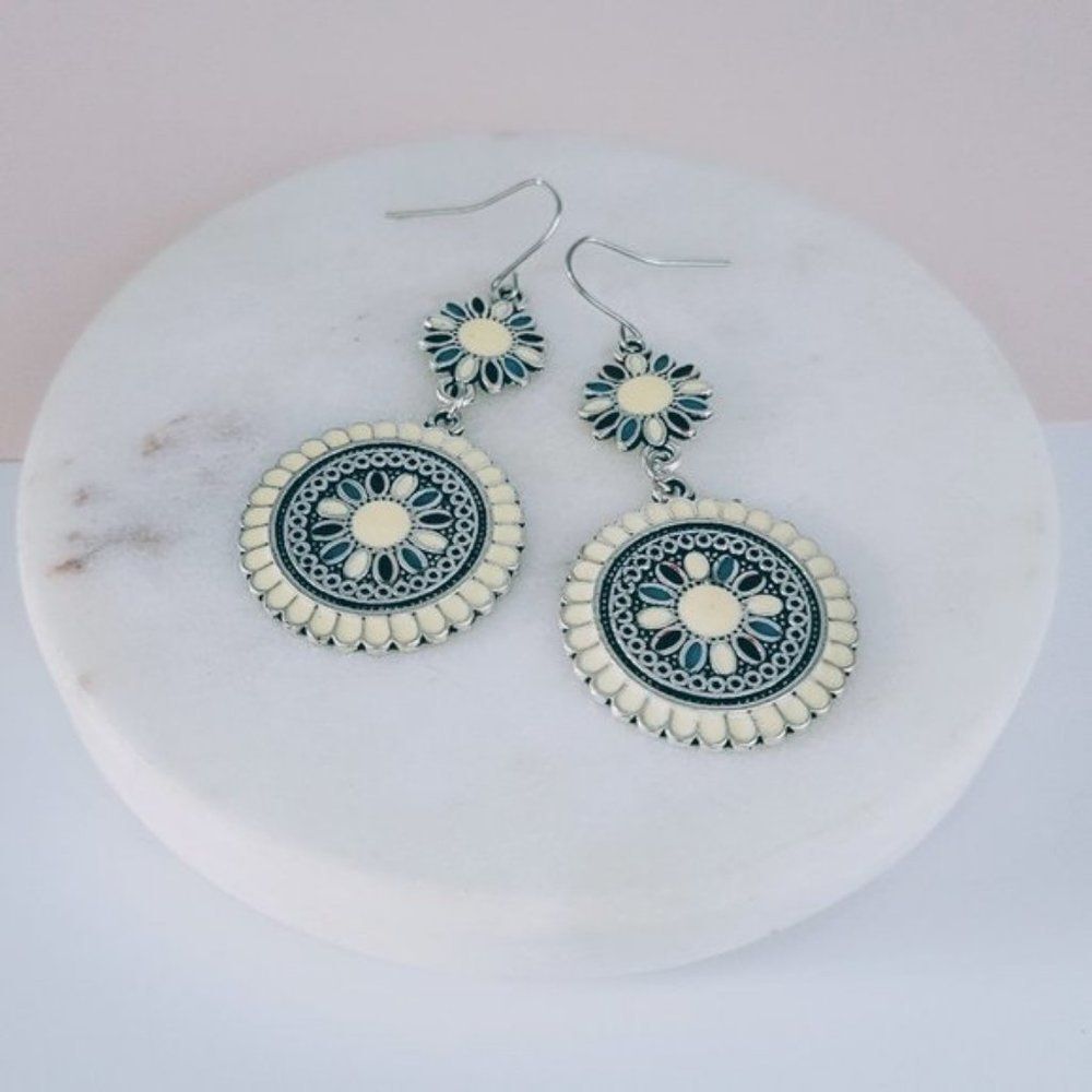 5/$25 White & Blue Flower Sun Dangle Earrings - Picture 3 of 9